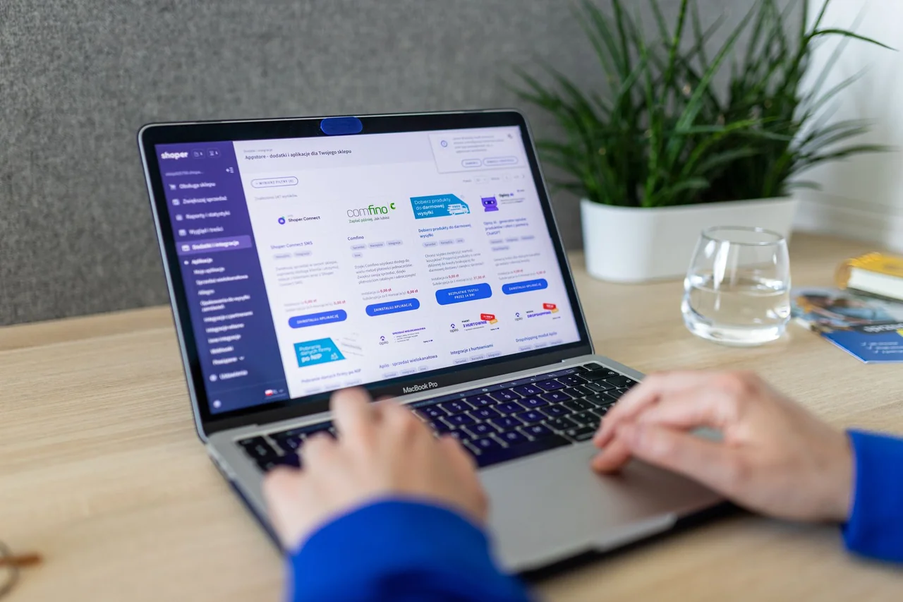 shopify - Woocommerce vs Shopify vs Squarespace