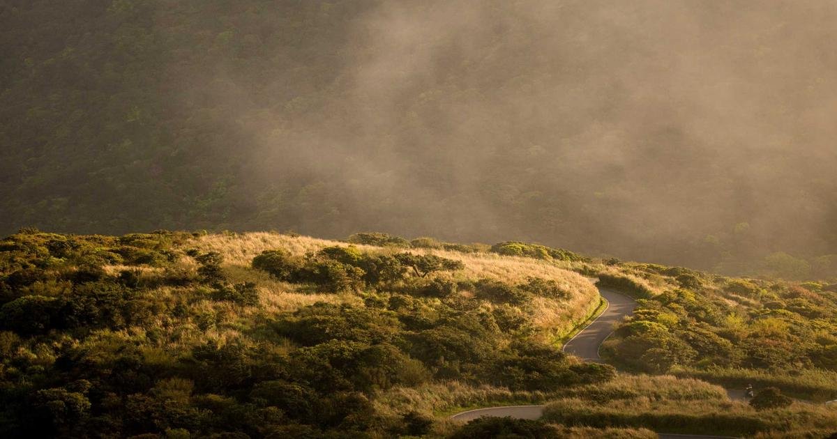 Editor Windsurf con el panel de Cascade mostrando cambios automáticos en múltiples archivos